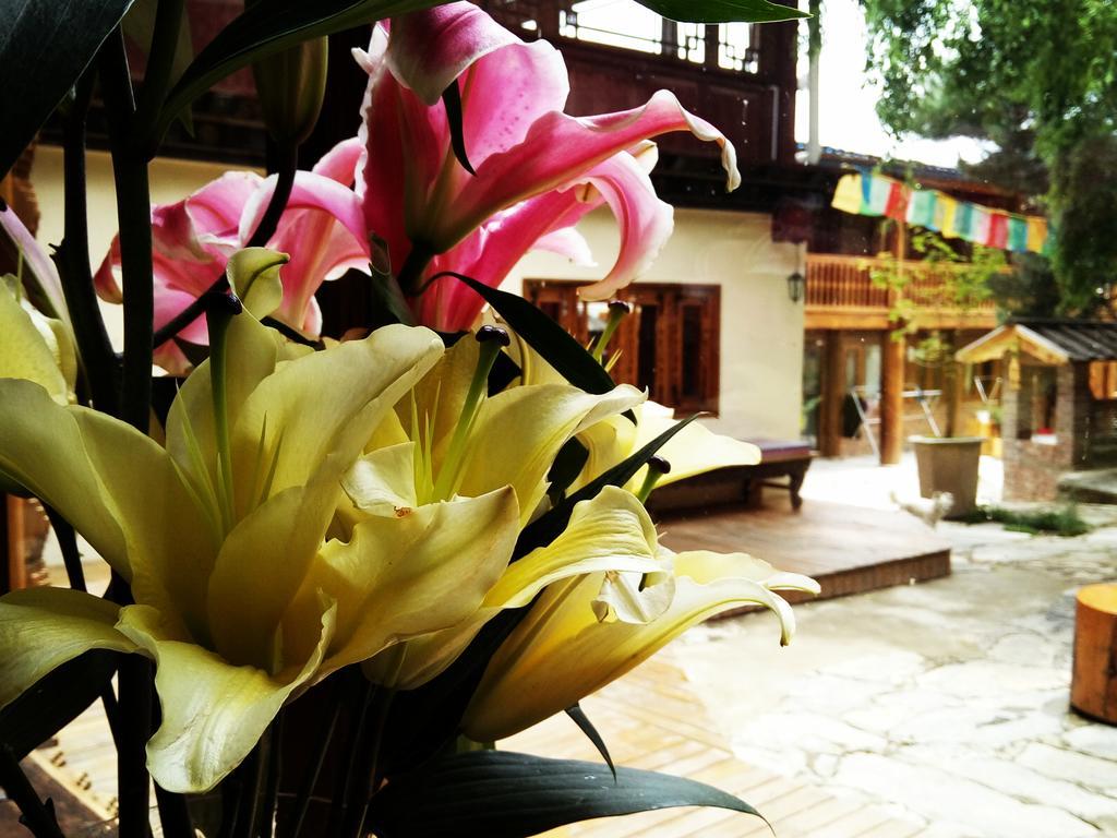 Shangri-La Mid - Mountain Homestay Buitenkant foto