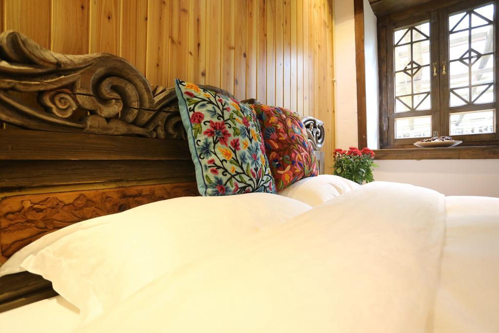 Shangri-La Mid - Mountain Homestay Buitenkant foto